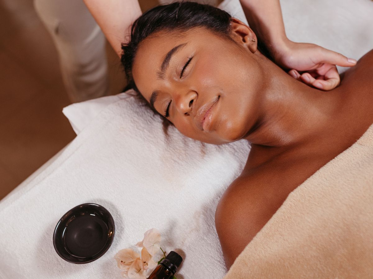 Massage apaisant du cou dans un spa